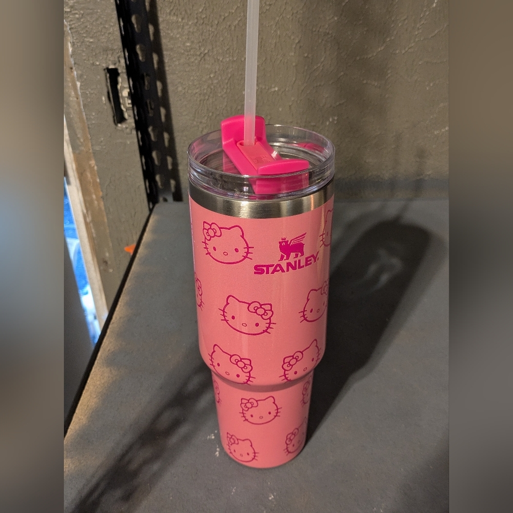 Stanley Hello Kitty 40 Oz Quencher H2.0 Tumbler With Plastic Straw. Brand New i